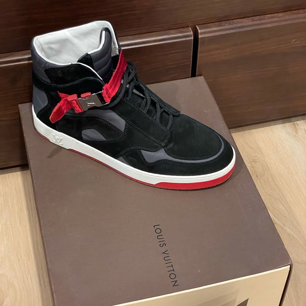 Mens LV sneakers size 7.5